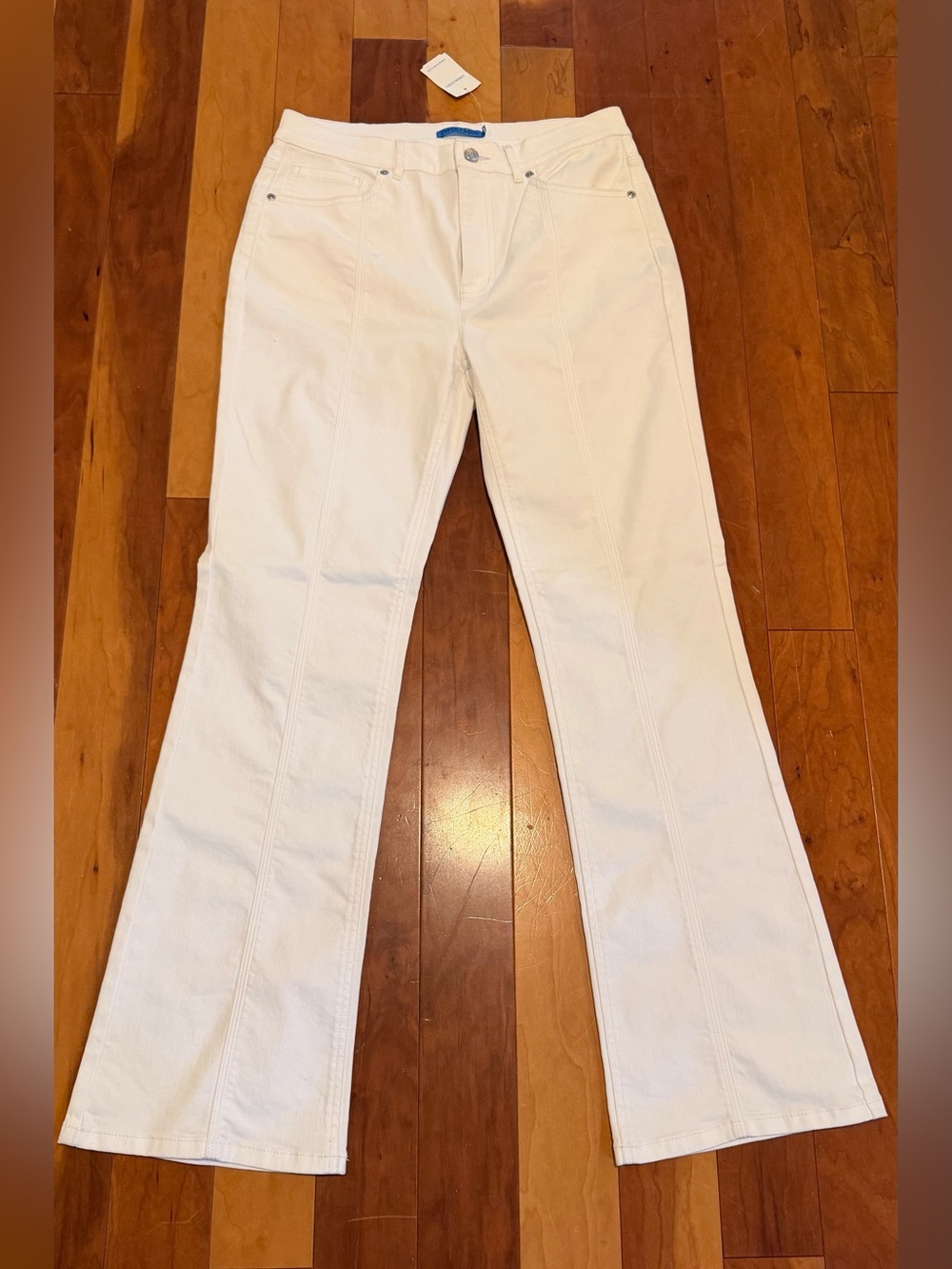 J.McLaughlin NWT White Flare Jeans Size 8 Nice Detail on Legs Summer Chic Good